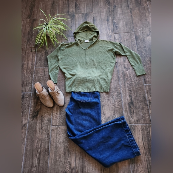 Lightweight boxy fit hooded sweater in sage green - Picture 9 of 10